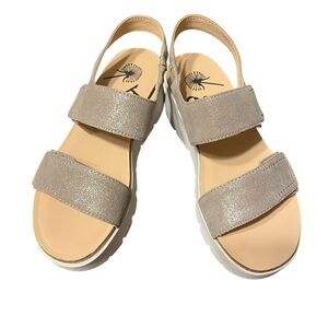 OTBT Montane Silver Platform Sandals Size 8 New In Box